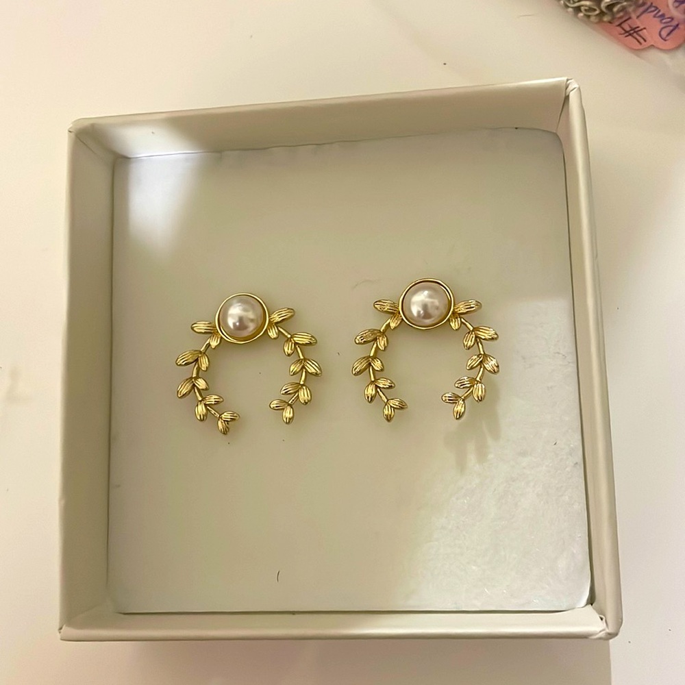 En Route Bestdressed colab pearl leaf earrings